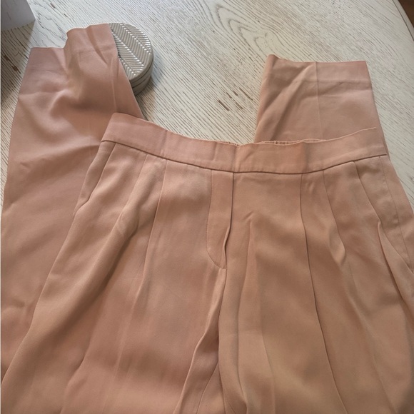 Aritzia Babaton Peach/Pink Dress Pants - Size 6
Details: Elastic waist NWOT - Picture 2 of 4